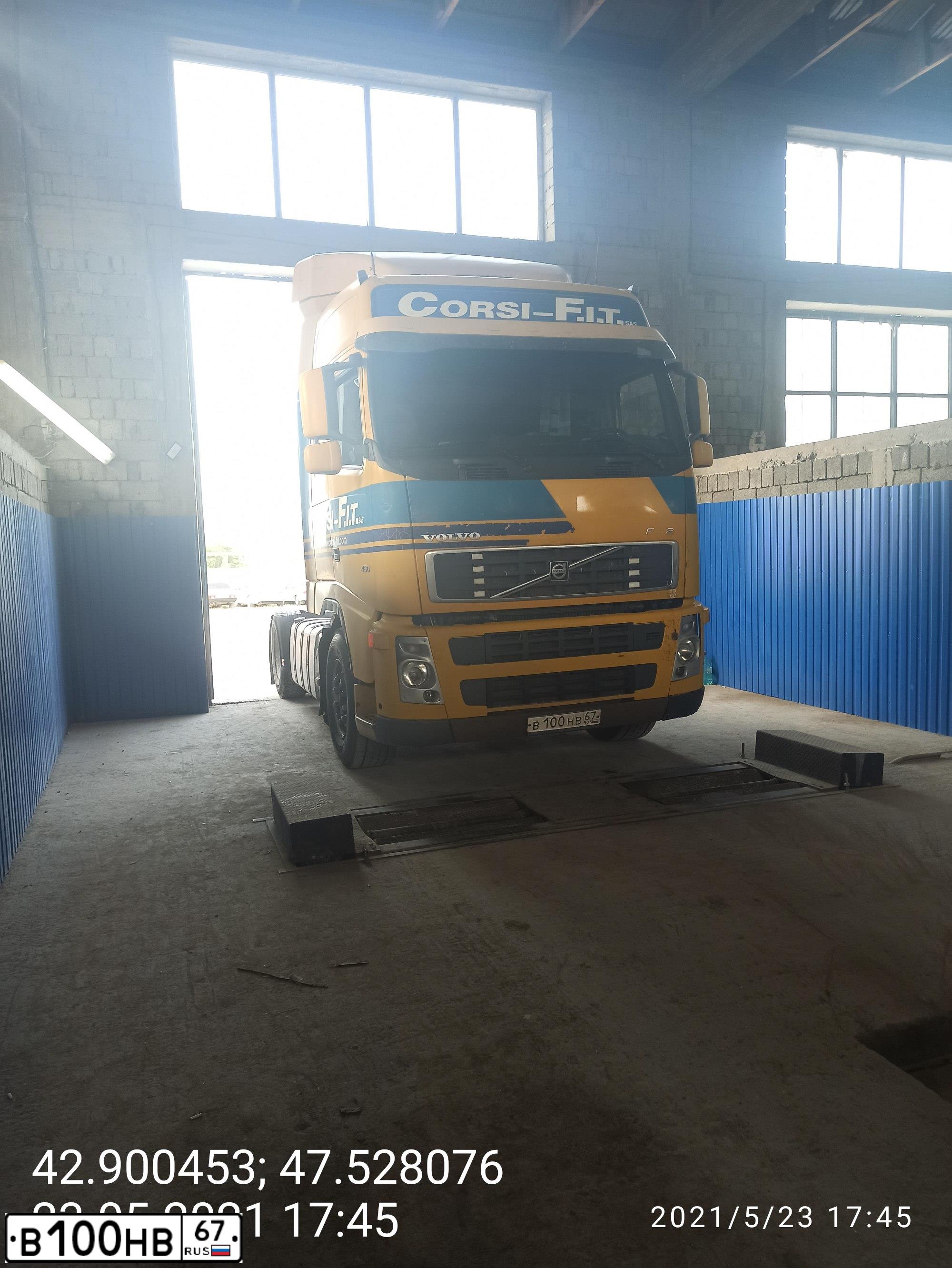 Фото автомобиля VOLVO SERIE FH /4X2/, 2011 — госномер Р585ХК05. Цвет: ЖЕЛТЫЙ