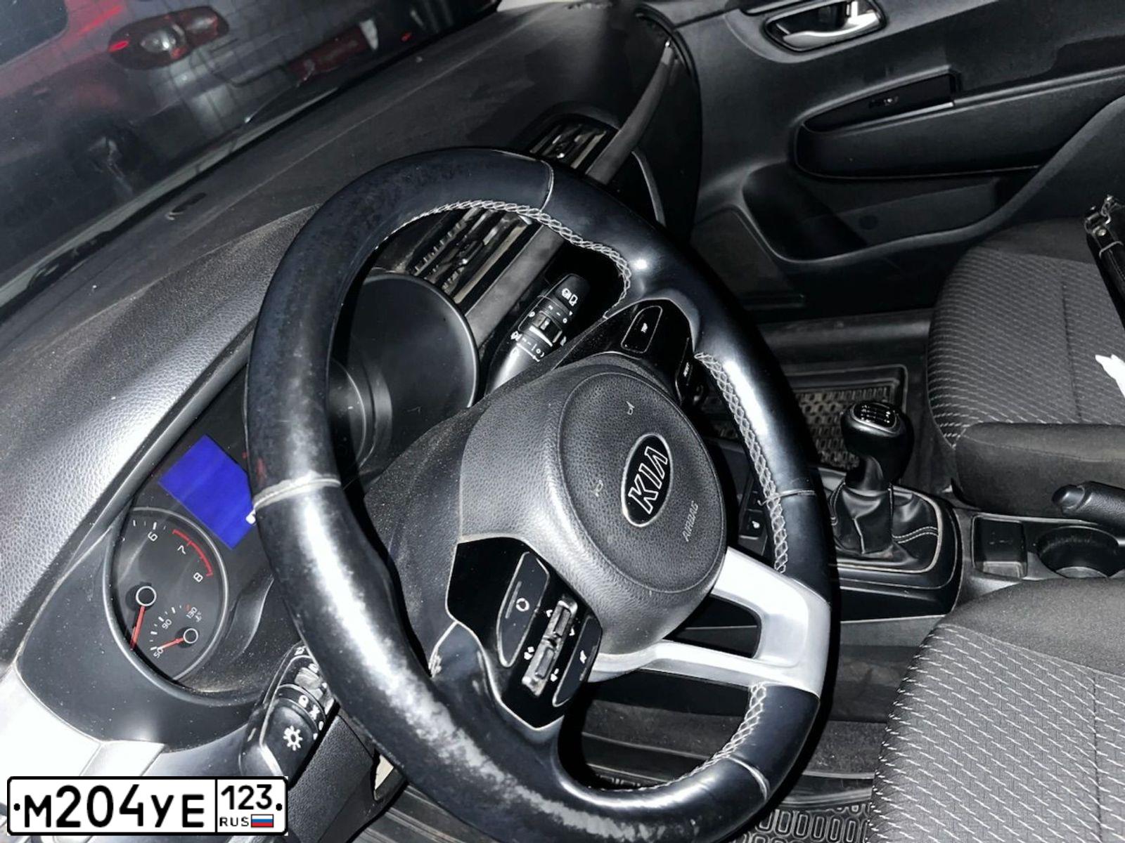 Фото автомобиля KIA RIO, 2018 — госномер М204УЕ123. Цвет: БЕЖЕВЫЙ