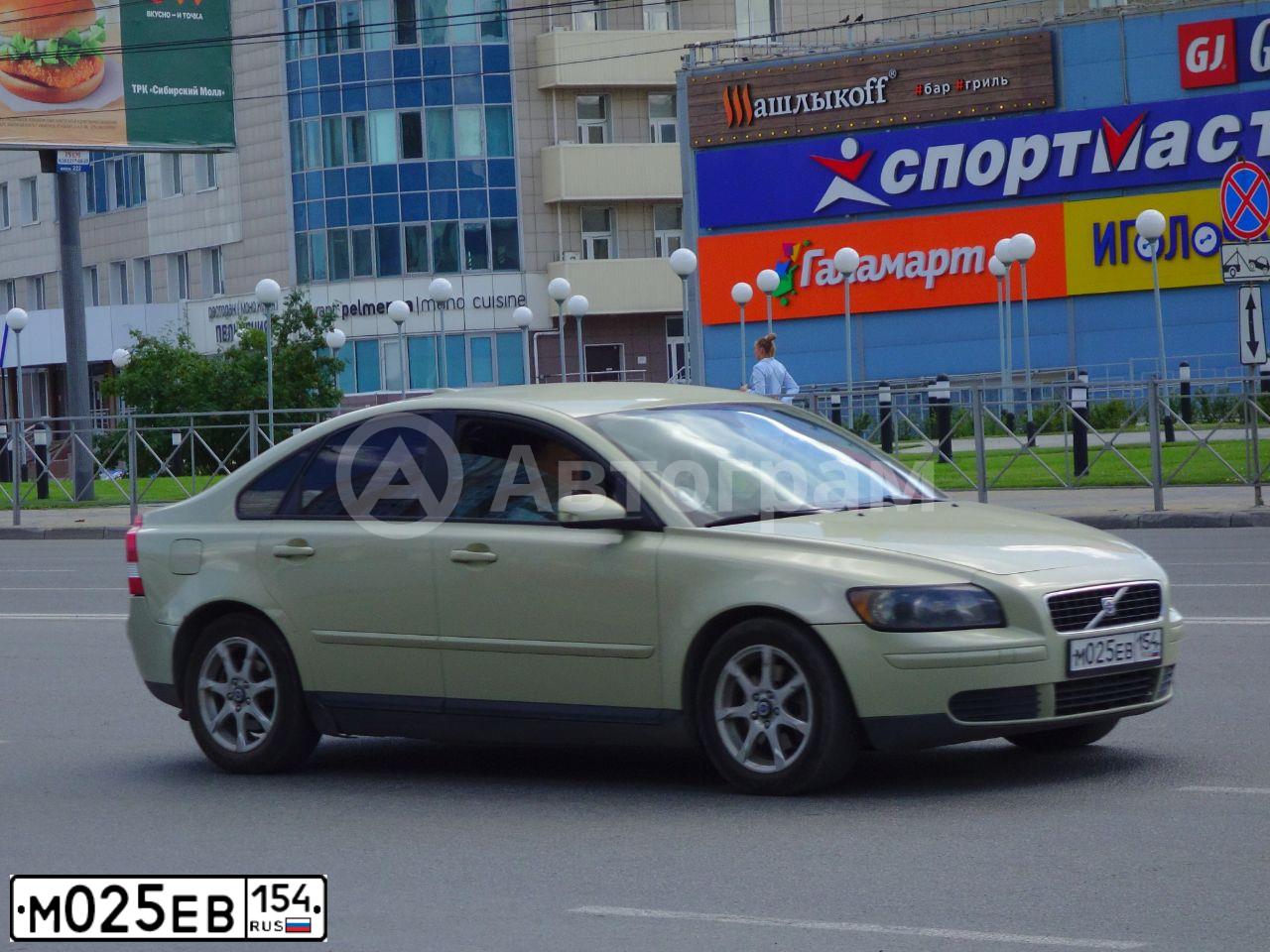 Фото автомобиля VOLVO S40, 2005 — госномер М025ЕВ154. Цвет: СВЕТЛО-ЗЕЛЕНЫЙ
