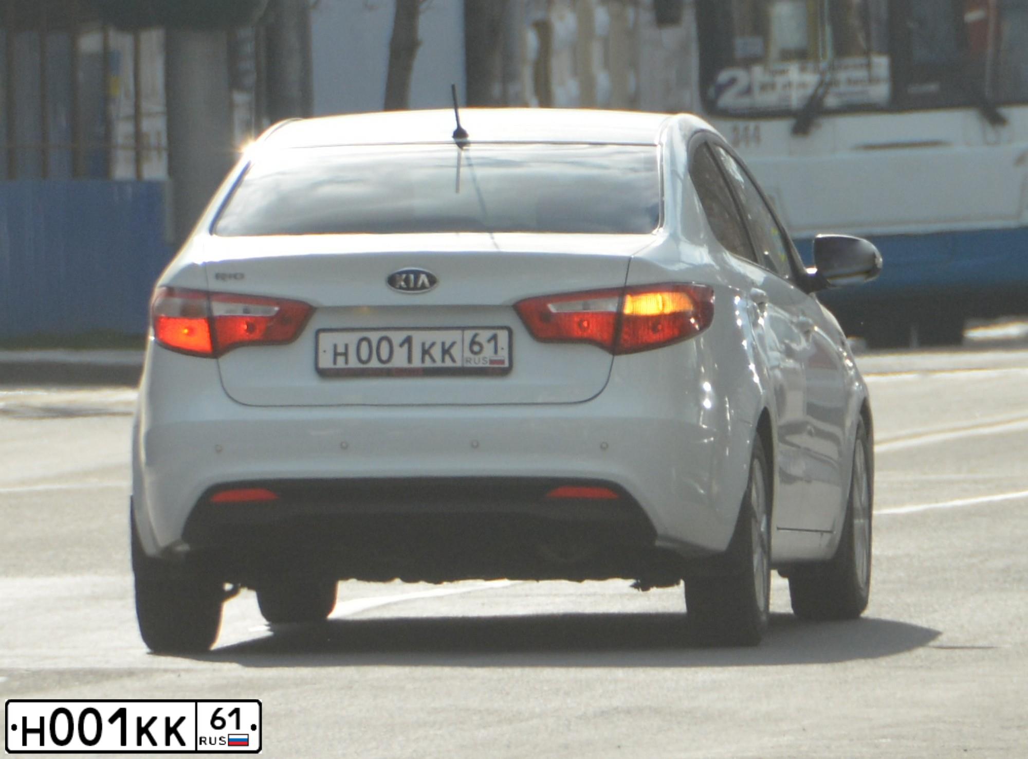 Фото автомобиля KIA RIO, 2012 — госномер Х975КТ761. Цвет: Белый