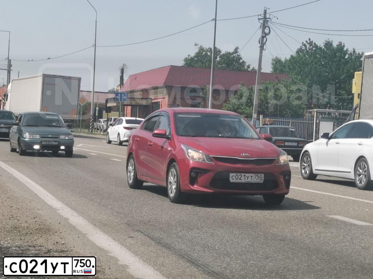 Фото автомобиля KIA RIO, 2019 — госномер С021УТ750. Цвет: КРАСНЫЙ