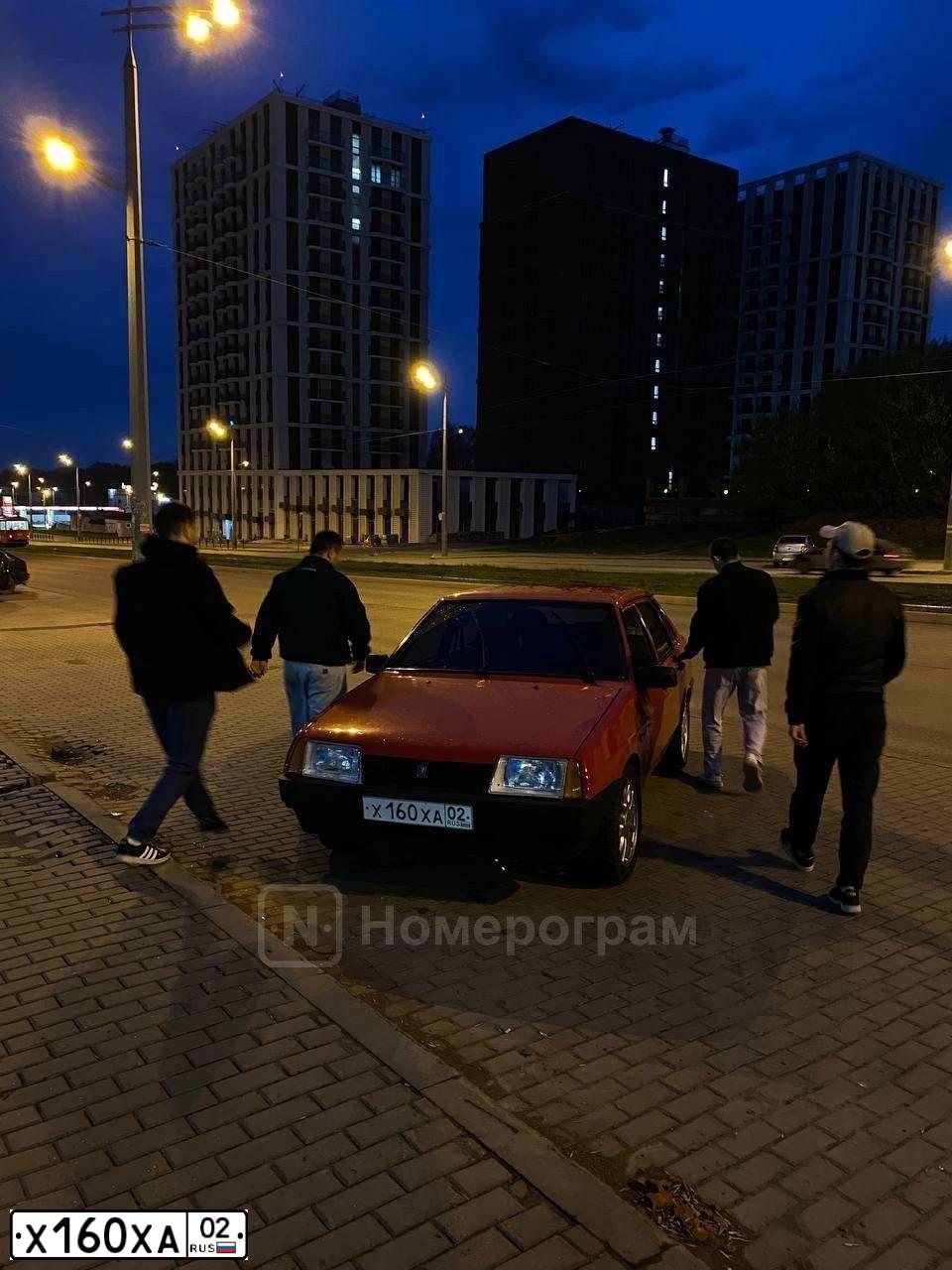 Фото автомобиля LADA 2109 SAMARA, 2001 — госномер Н556СУ18. Цвет: КРАСНЫЙ