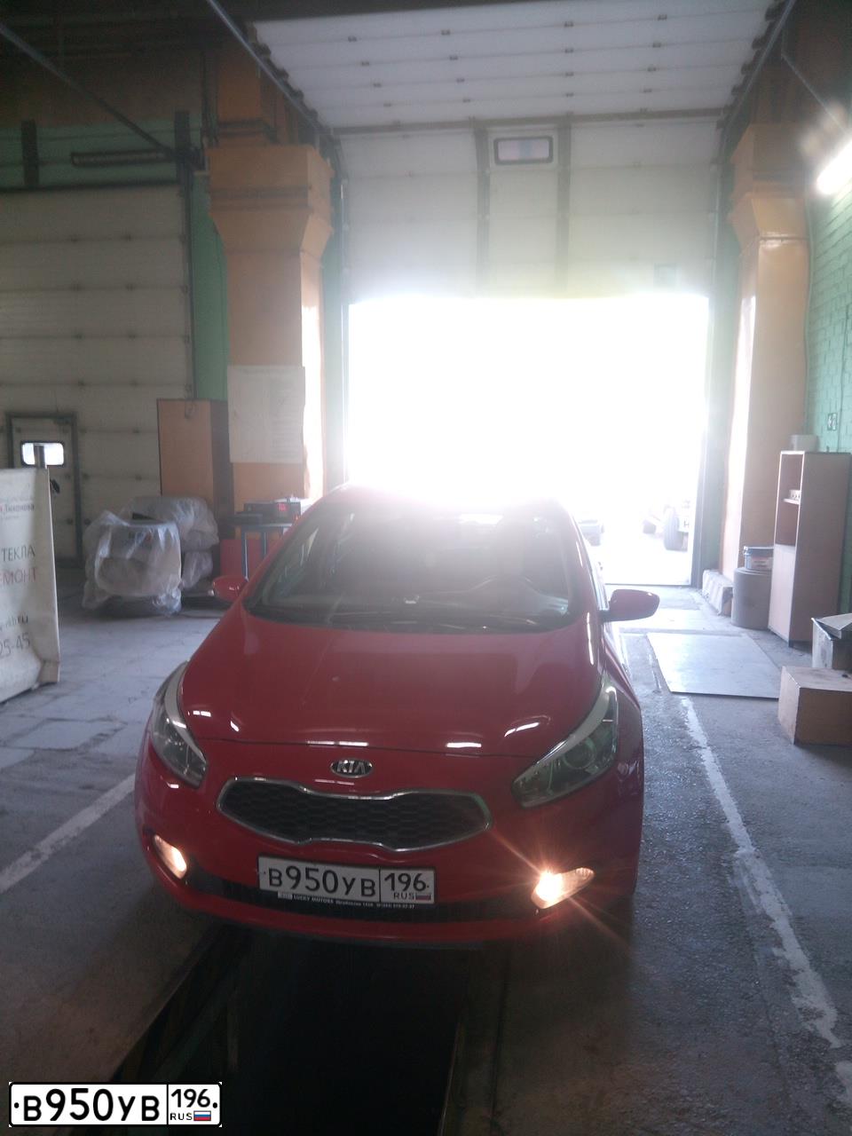 Фото автомобиля KIA CEE'D, 2015 — госномер В950УВ196. Цвет: КРАСНЫЙ