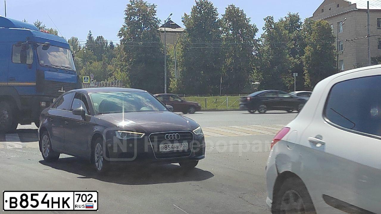 Фото автомобиля AUDI A3, 2015 — госномер В854НК702. Цвет: БОРДОВЫЙ