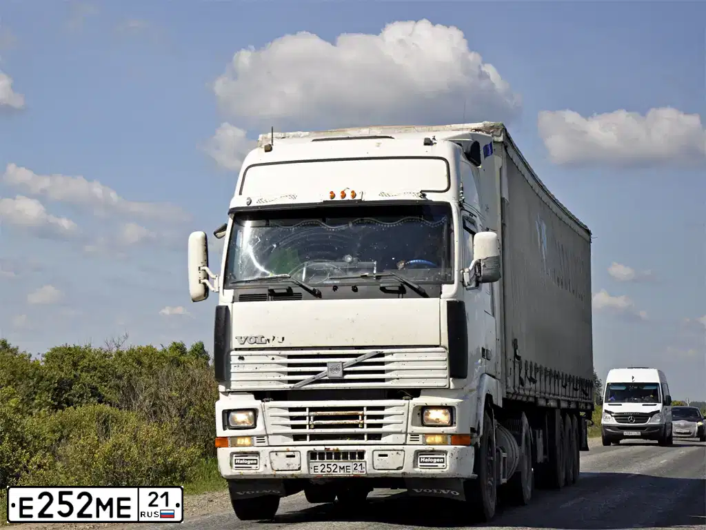 Фото автомобиля VOLVO SERIE FH /4X2/, 1996 — госномер О238НА05. Цвет: Белый