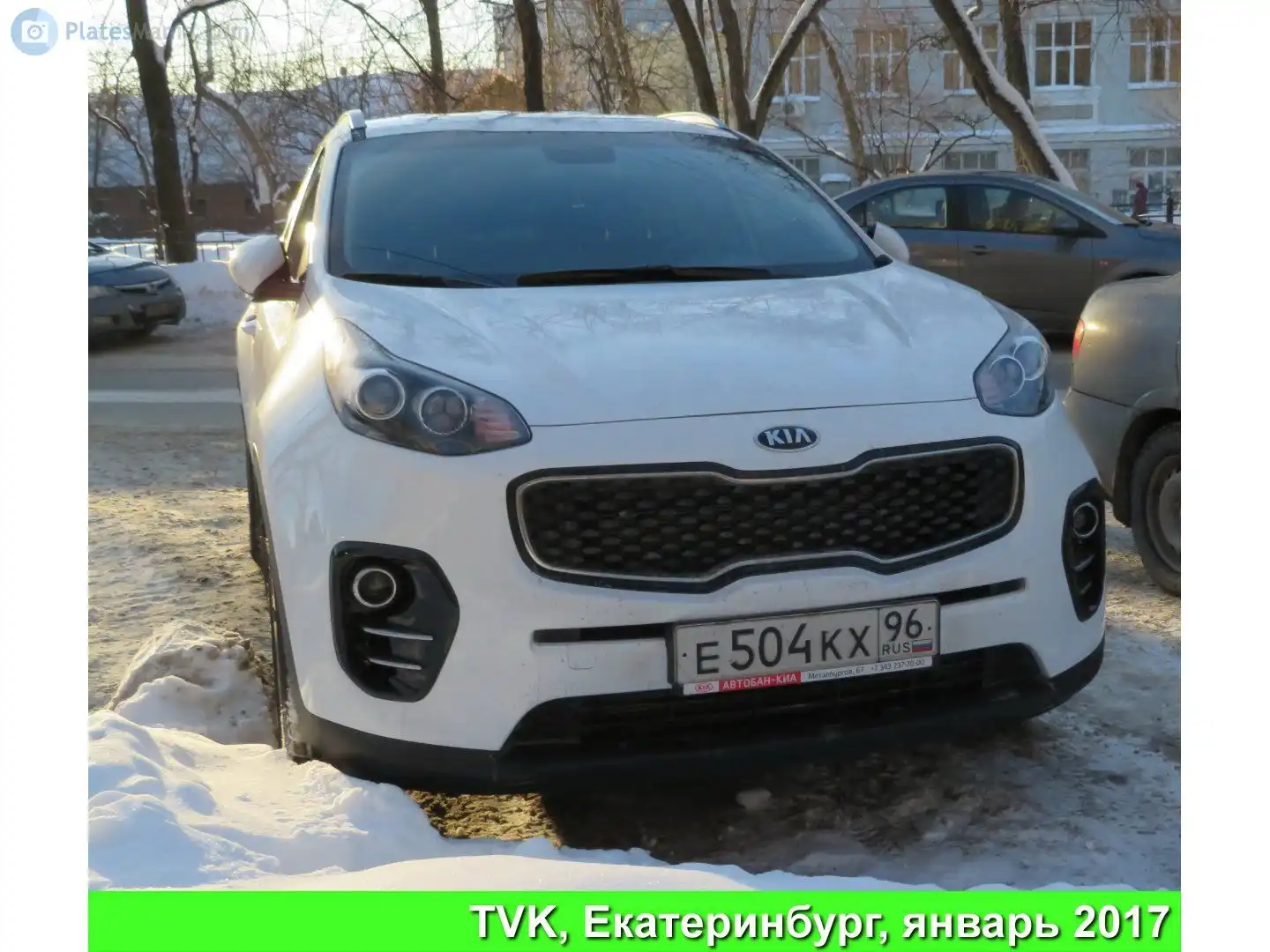 Фото автомобиля CHEVROLET NIVA, 2013 — госномер Е504КХ96. Цвет: ЧЕРНО-СИНИЙ