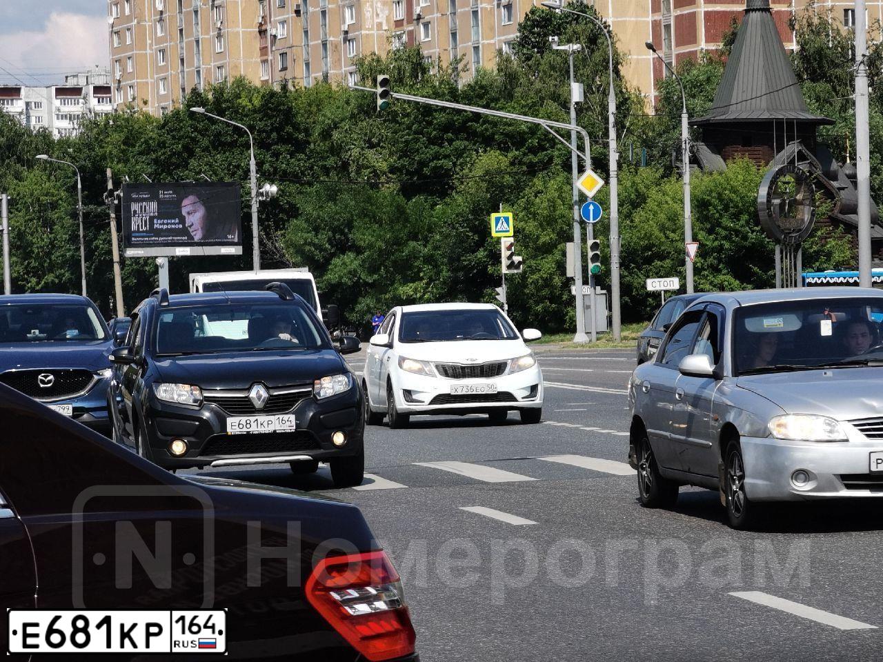 Фото автомобиля RENAULT SANDERO, 2015 — госномер Р728АА977. Цвет: ЧЕРНЫЙ