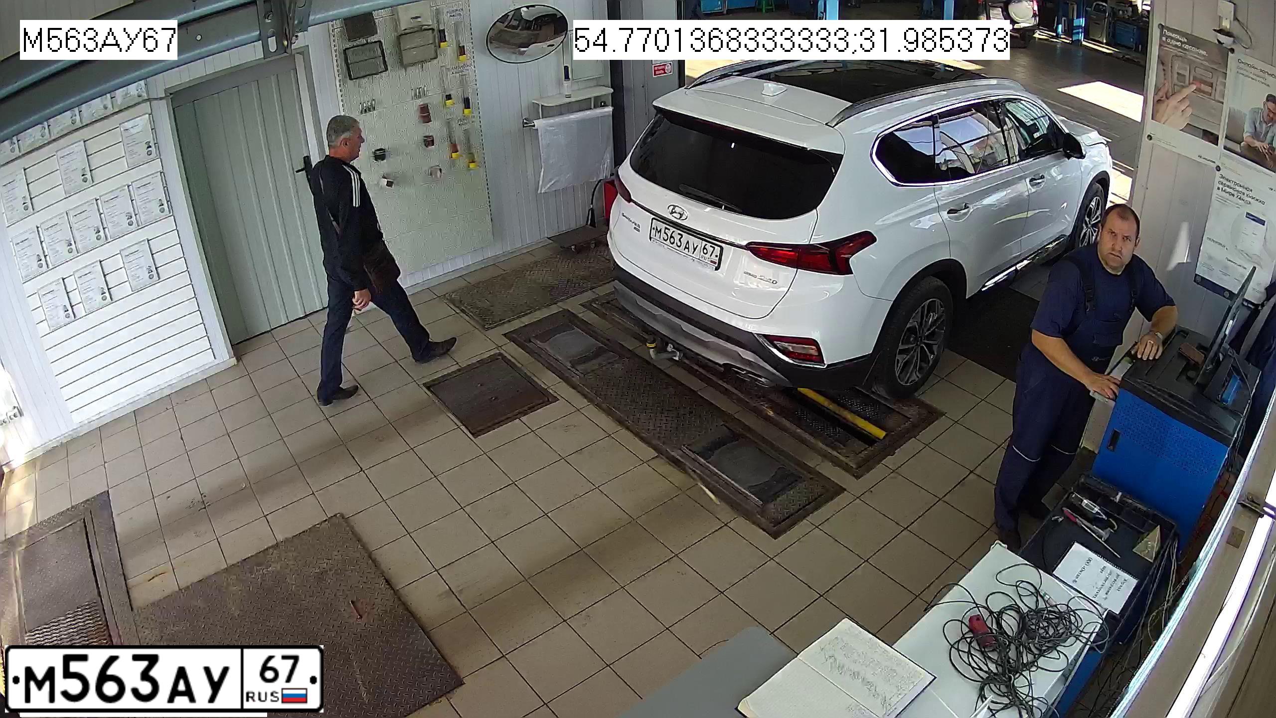 Фото автомобиля HYUNDAI SANTA FE, 2019 — госномер М563АУ67. Цвет: БЕЛЫЙ