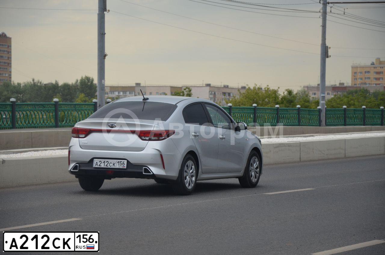 Фото автомобиля KIA RIO, 2021 — госномер В194КК156. Цвет: СЕРЫЙ