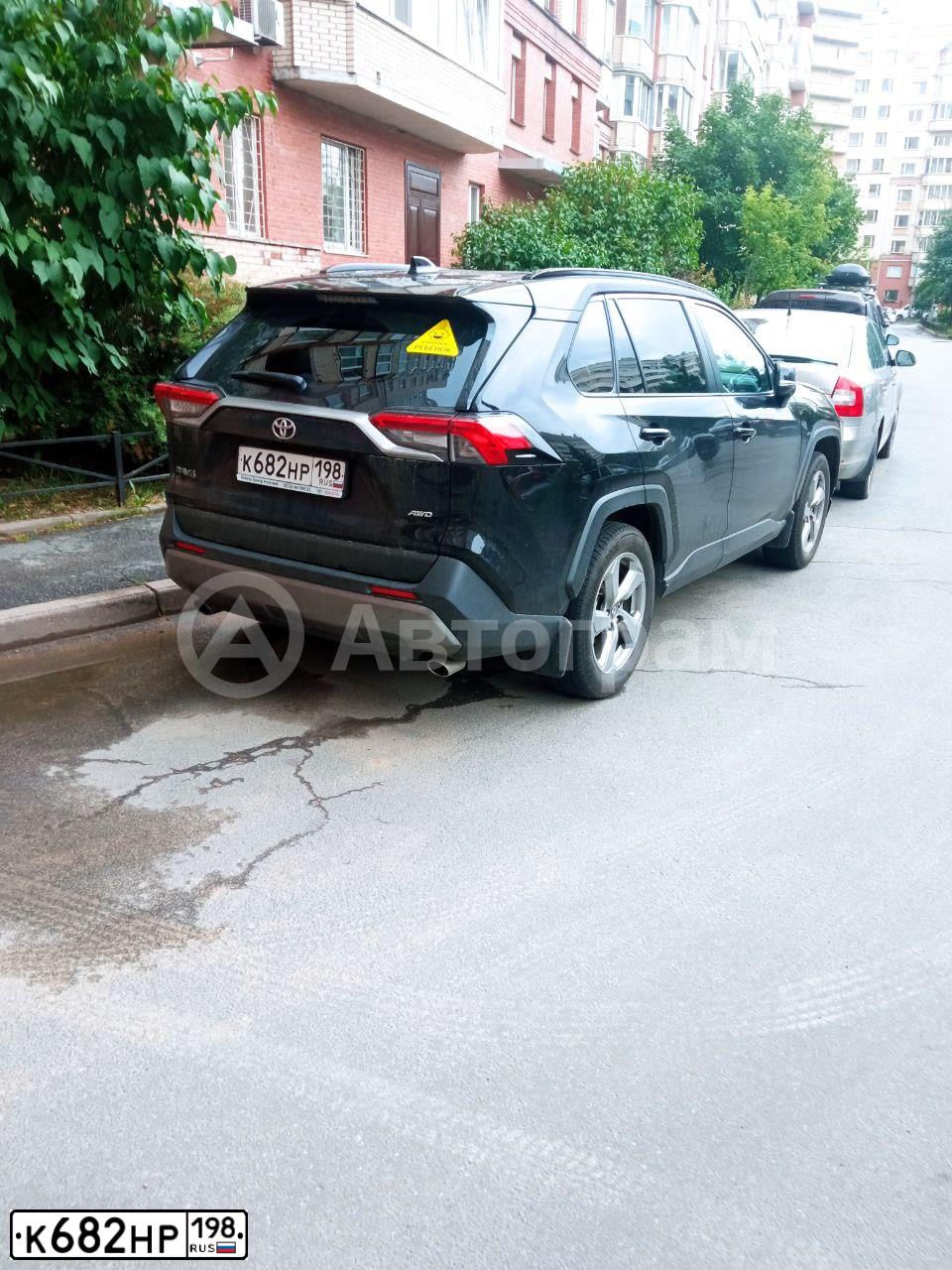 Фото автомобиля TOYOTA RAV4, 2020 — госномер К682НР198. Цвет: ЧЕРНЫЙ