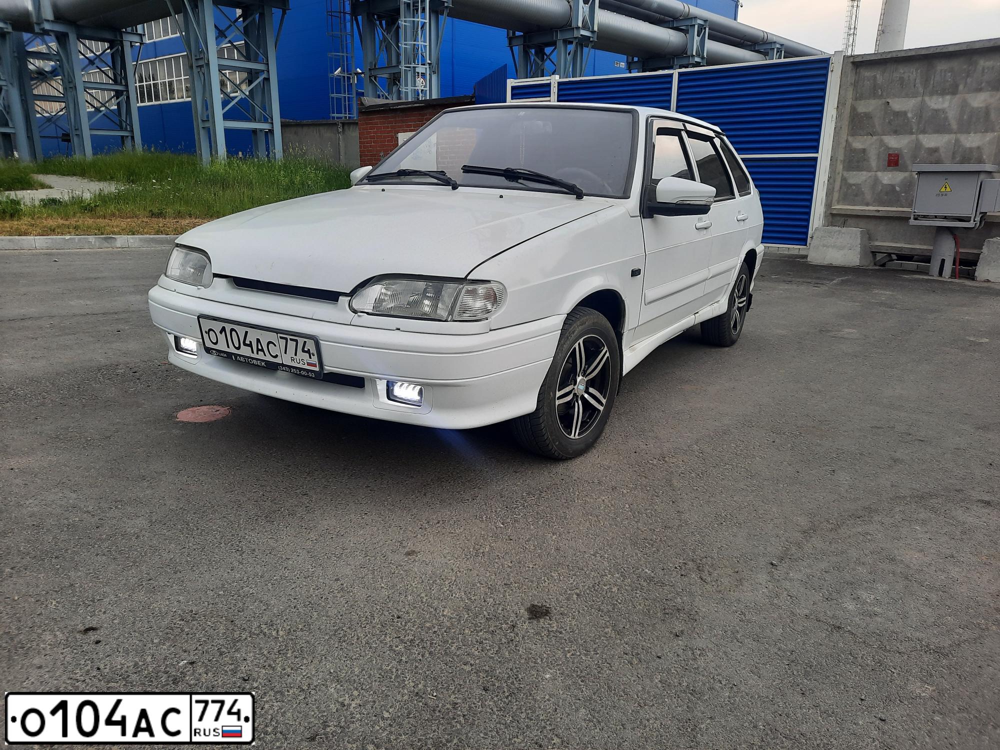 Фото автомобиля LADA 2114 SAMARA, 2011 — госномер О104АС774. Цвет: Белый
