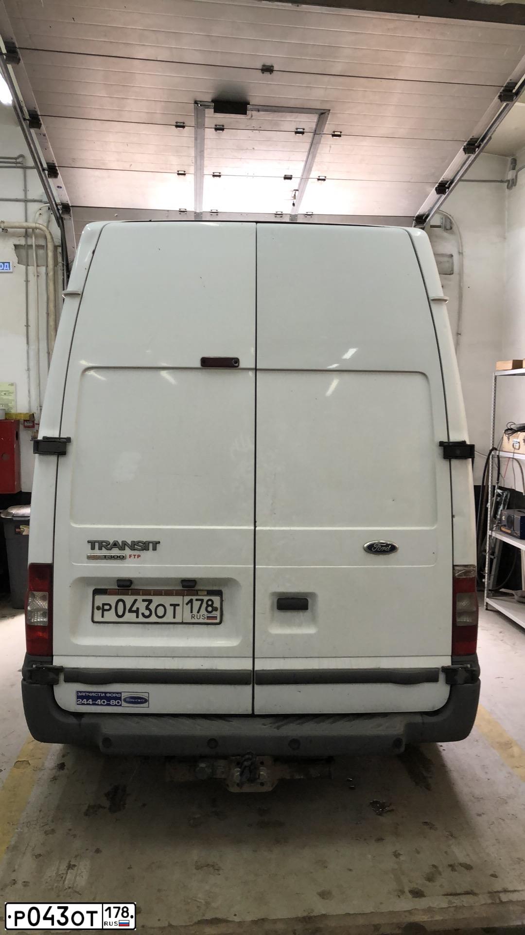Фото автомобиля FORD TRANSIT, 2010 — госномер Р043ОТ178. Цвет: БЕЛЫЙ