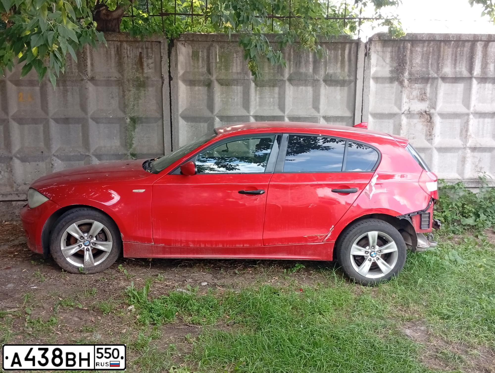Фото автомобиля BMW SERIE 1, 2006 — госномер А438ВН550. Цвет: Красный