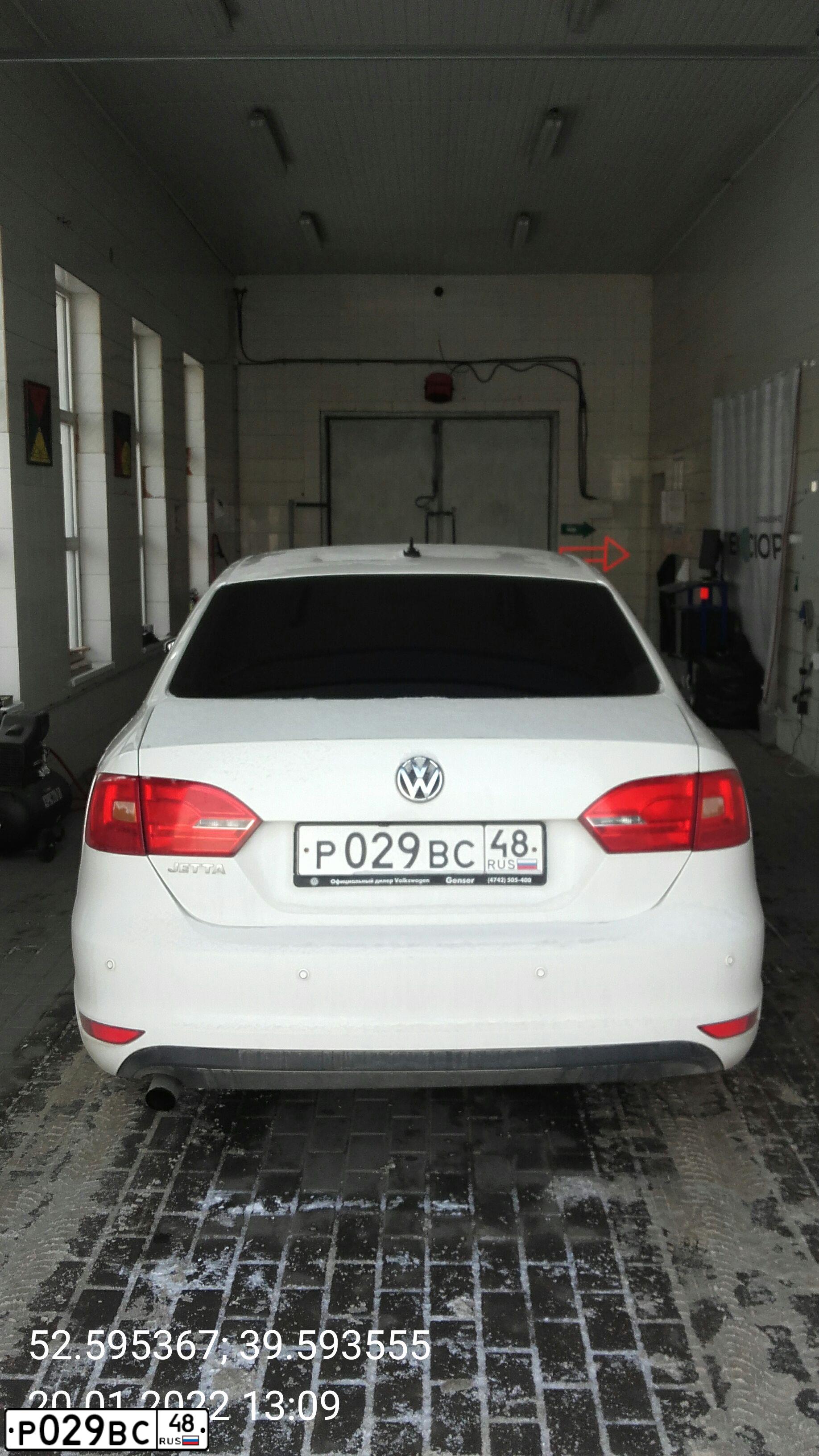 Фото автомобиля VOLKSWAGEN JETTA, 2012 — госномер Р029ВС48. Цвет: Белый