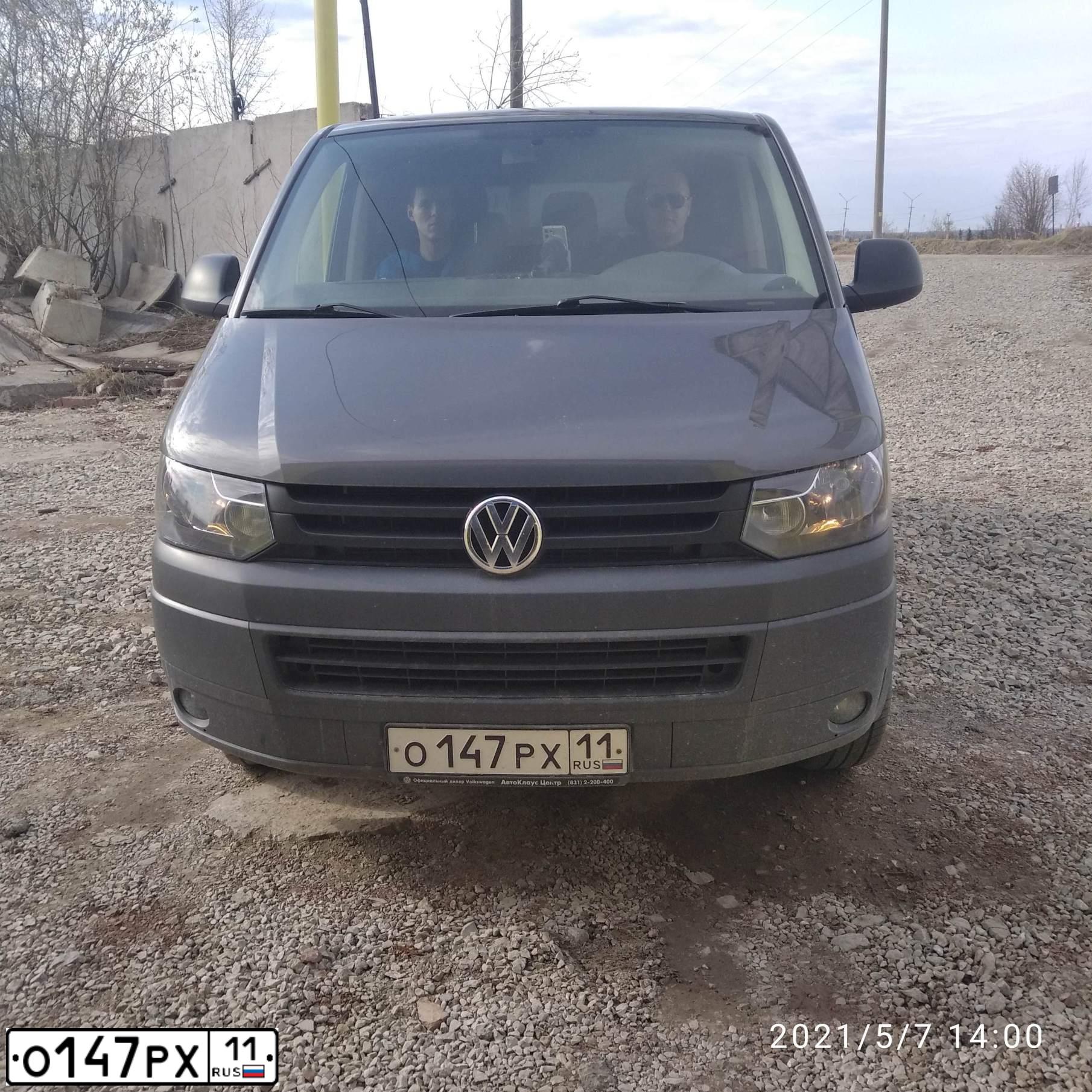 Фото автомобиля VOLKSWAGEN CARAVELLE, 2013 — госномер О147РХ11. Цвет: СЕРЫЙ