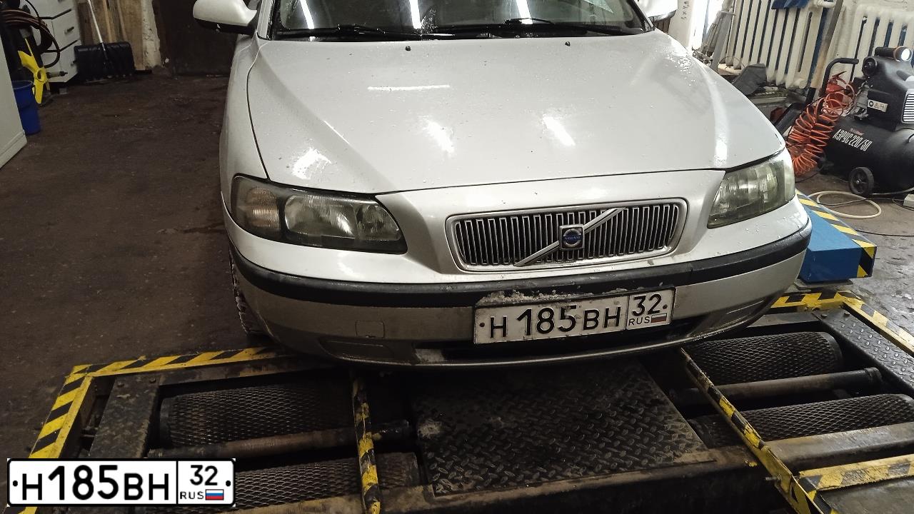 Фото автомобиля VOLVO V70, 2002 — госномер Р426КН797. Цвет: Серебристый