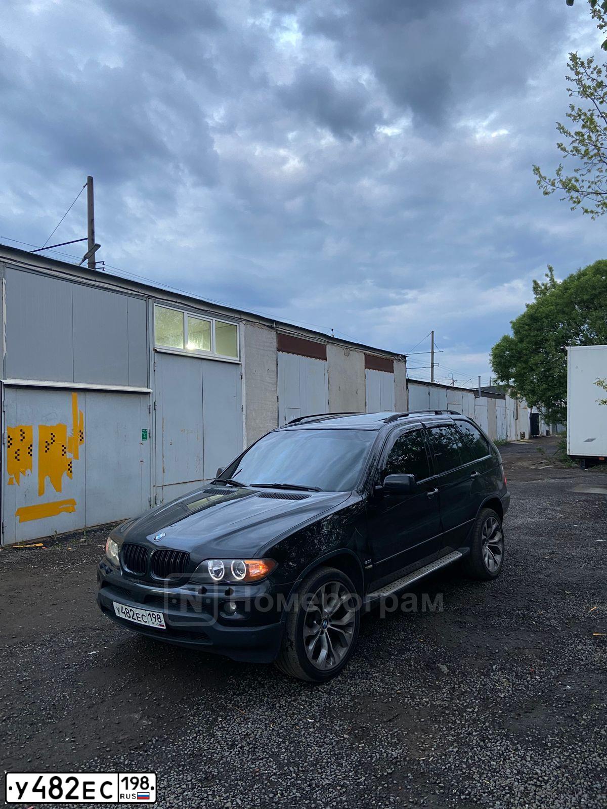 Фото автомобиля BMW X5, 2004 — госномер У482ЕС198. Цвет: ЧЕРНЫЙ