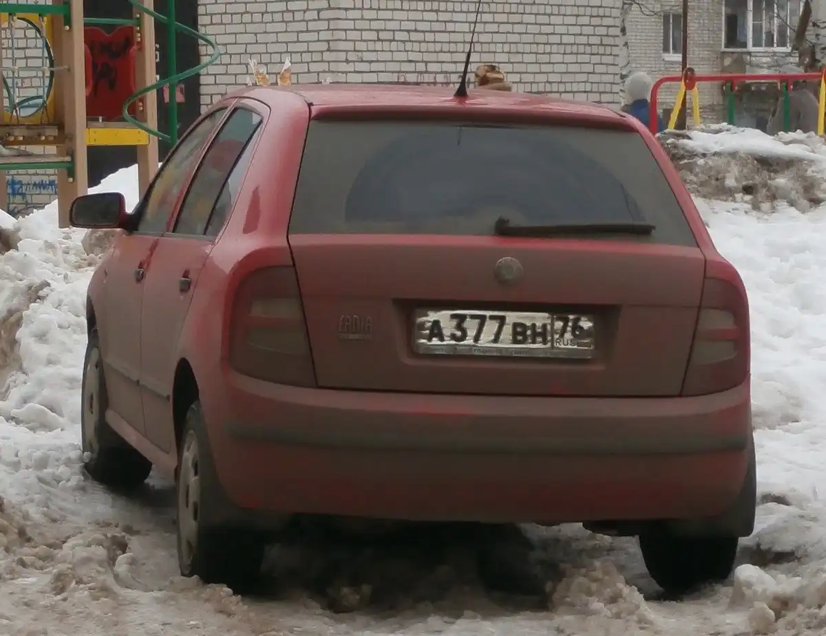 Фото автомобиля SKODA FABIA, 2001 — госномер А803КС76. Цвет: Красный