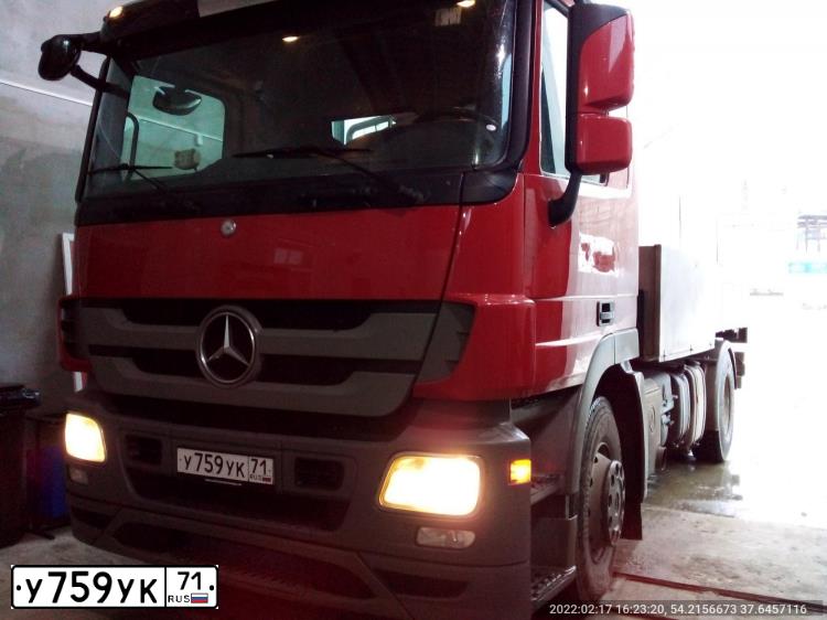 Фото автомобиля MERCEDES ACTROS, 2000 — госномер О246СМ76. Цвет: Красный