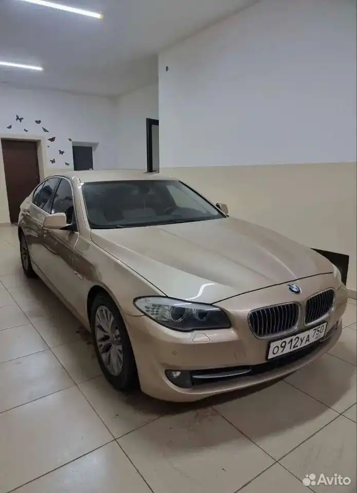 Фото автомобиля BMW 520I, 2012 — госномер В382УС193. Цвет: БЕЖЕВЫЙ