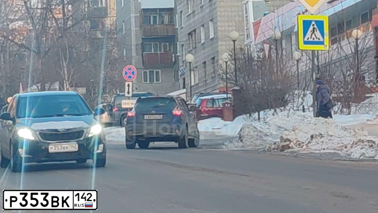 Фото автомобиля KIA RIO, 2013 — госномер Р353ВК142. Цвет: ЧЕРНЫЙ