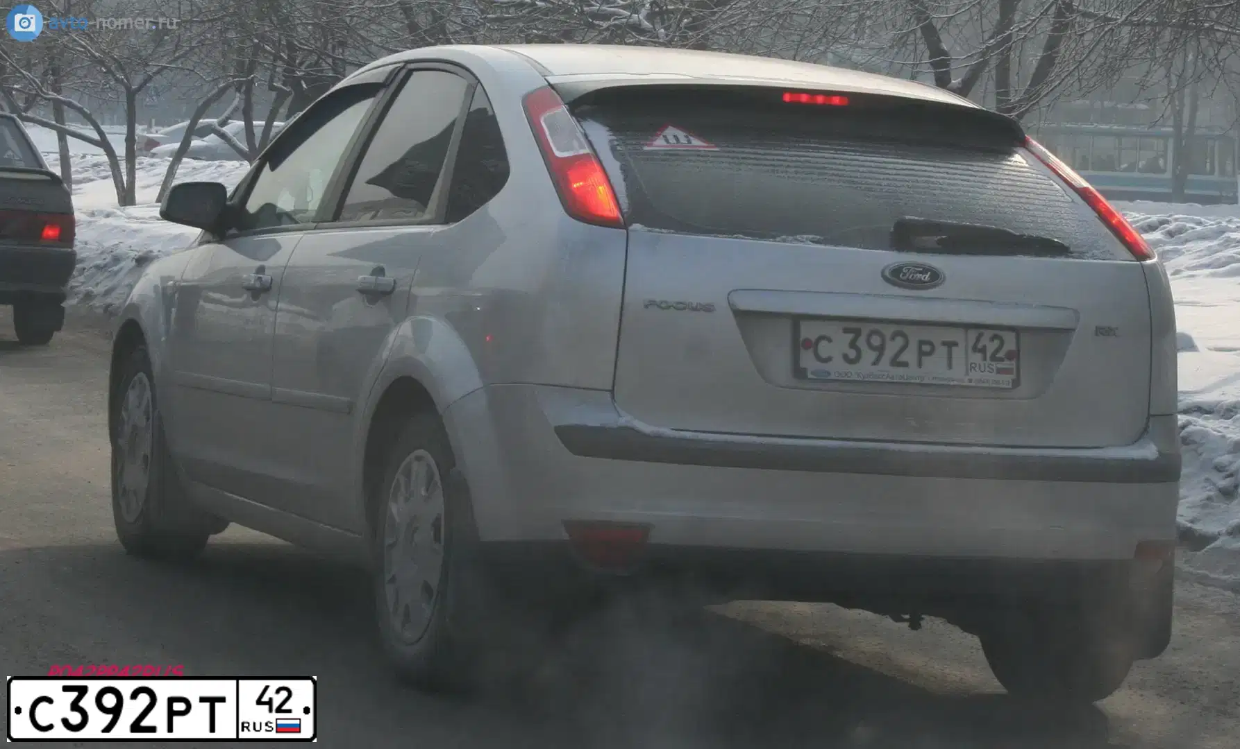 Фото автомобиля FORD FOCUS, 2005 — госномер С392РТ42. Цвет: серебристый