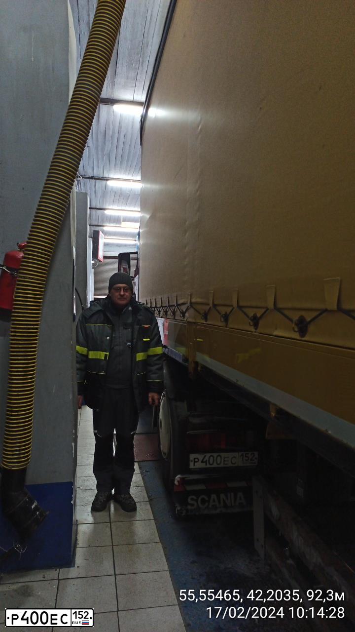 Фото автомобиля SCANIA SERIE G /4X2/, 2008 — госномер Р400ЕС152. Цвет: Красный