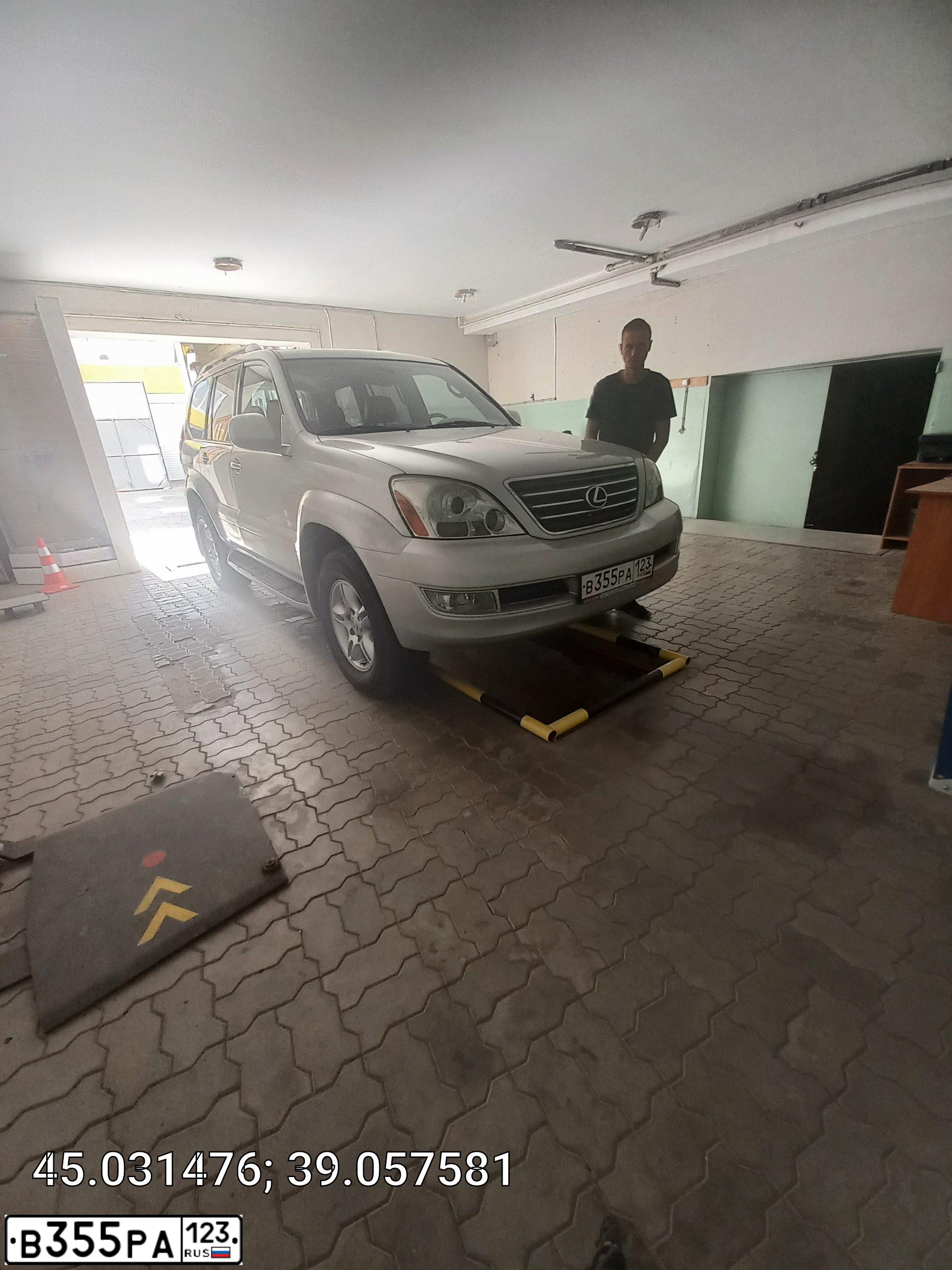 Фото автомобиля LEXUS GX, 2004 — госномер В355РА123. Цвет: СЕРЕБРИСТЫЙ