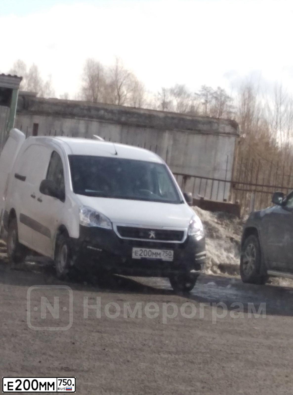 Фото автомобиля PEUGEOT BOXER, 2009 — госномер Е200ММ750. Цвет: Белый