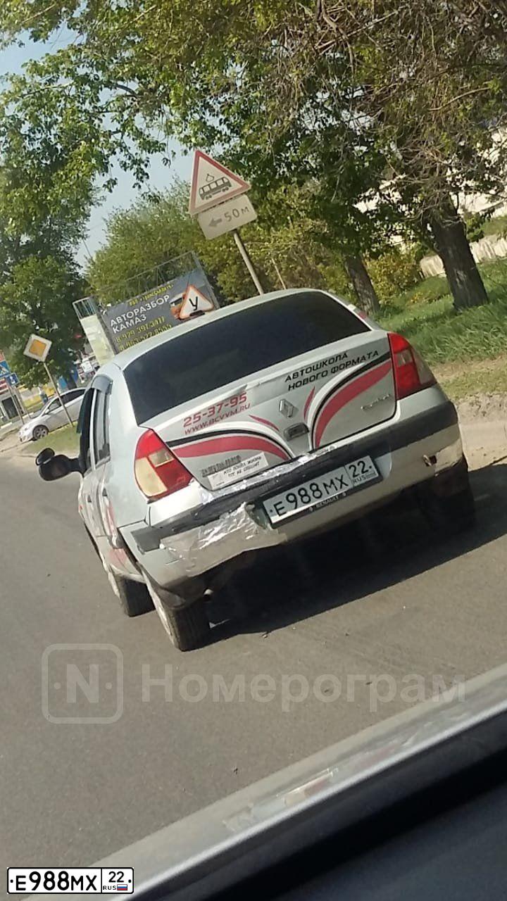 Фото автомобиля RENAULT SYMBOL, 2004 — госномер Е988МХ22. Цвет: СВЕТЛО-СЕРО-ГОЛУБОЙ