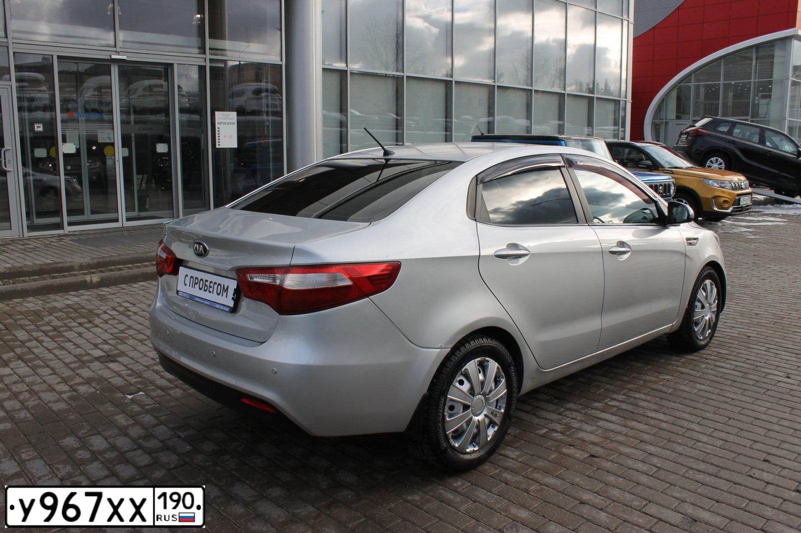 Фото автомобиля KIA RIO, 2013 — госномер О852СС790. Цвет: СЕРЕБРИСТЫЙ