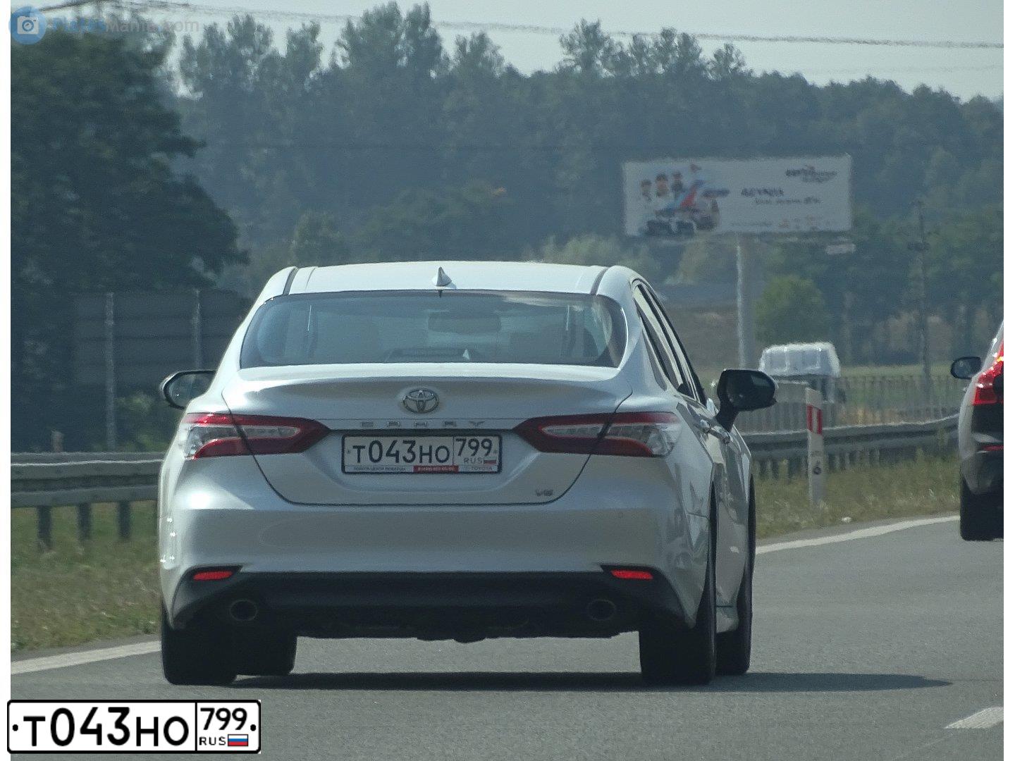 Фото автомобиля TOYOTA CAMRY, 2018 — госномер Н141НЕ30. Цвет: БЕЛЫЙ ПЕРЛАМУТР