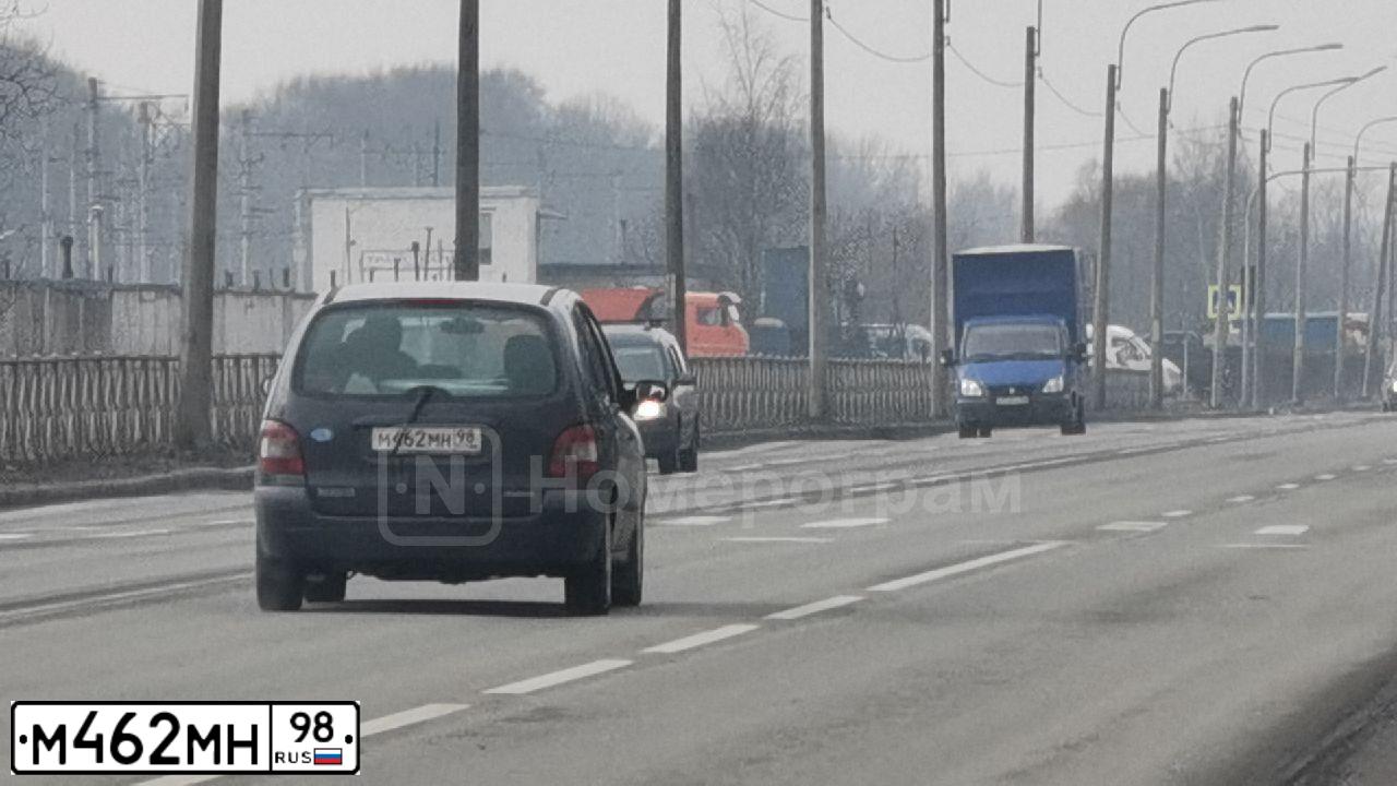 Фото автомобиля RENAULT MEGANE /GRAND/ SCENIC, 2001 — госномер М462МН98. Цвет: БЕЛЫЙ
