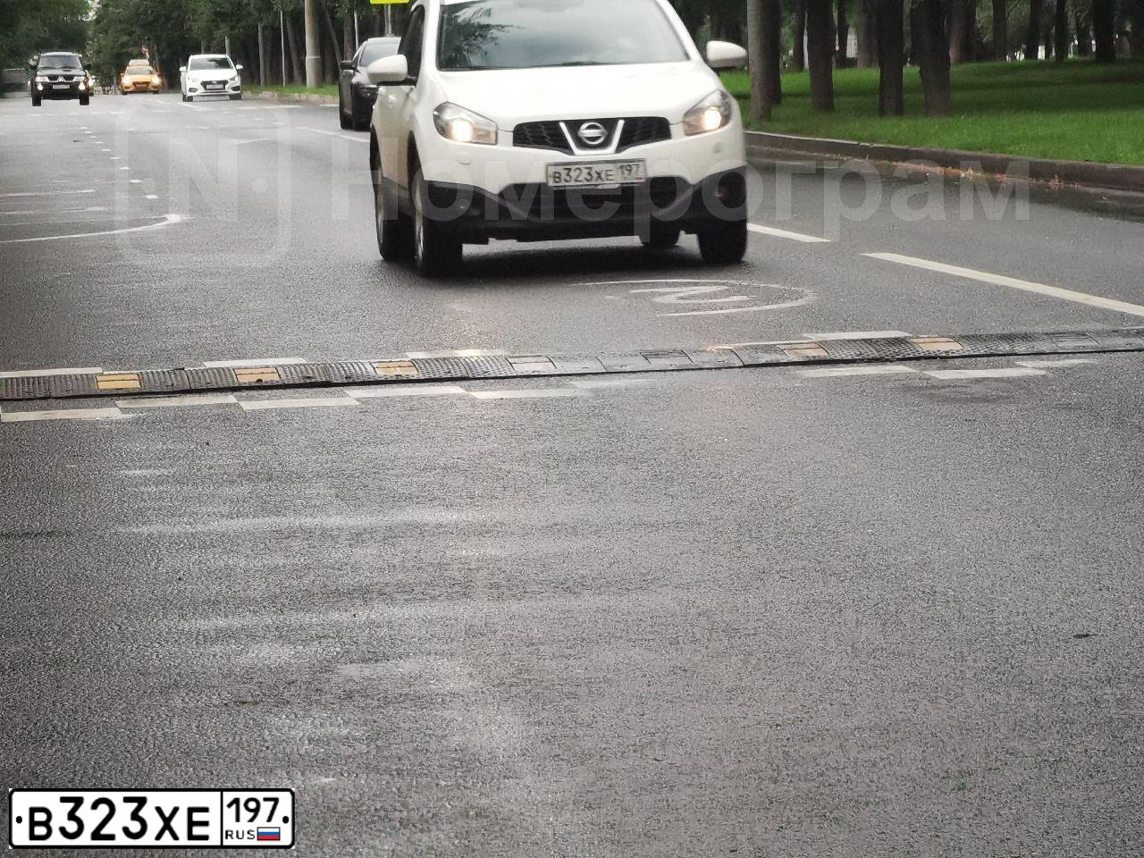 Фото автомобиля NISSAN QASHQAI, 2012 — госномер В323ХЕ197. Цвет: Белый