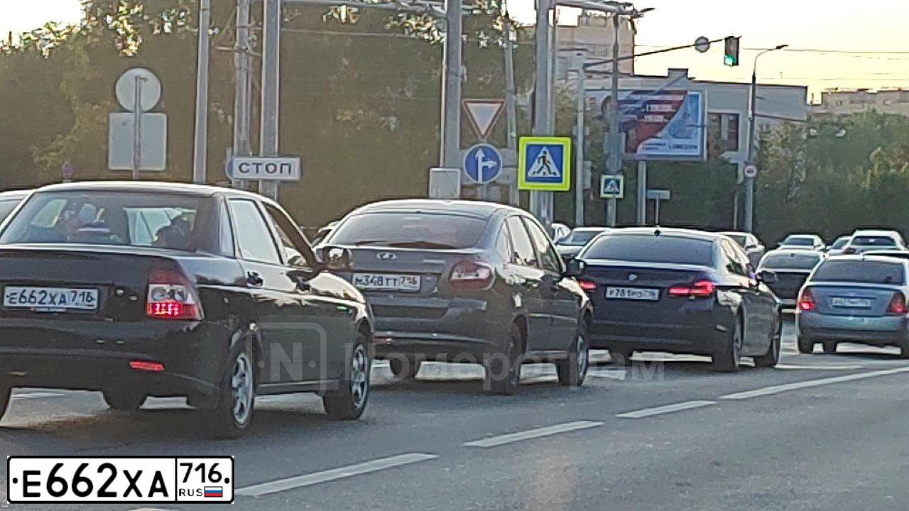 Фото автомобиля LADA 2170 PRIORA, 2013 — госномер Е662ХА716. Цвет: Сине-Черный