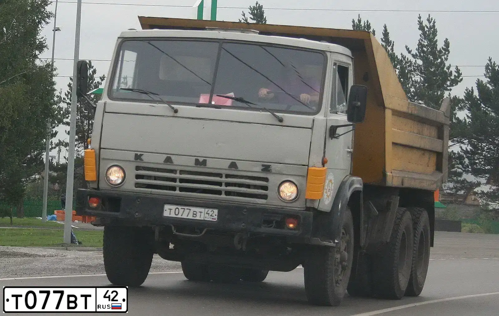 Фото автомобиля KAMAZ 55111 /6X4/, 1997 — госномер Т077ВТ42. Цвет: СВЕТЛО ДЫМЧАТЫЙ