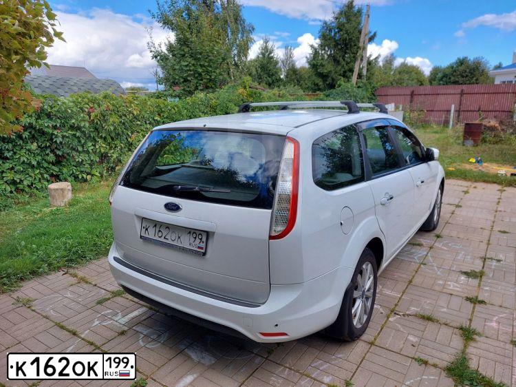 Фото автомобиля FORD FOCUS, 2008 — госномер К162ОК199. Цвет: Белый