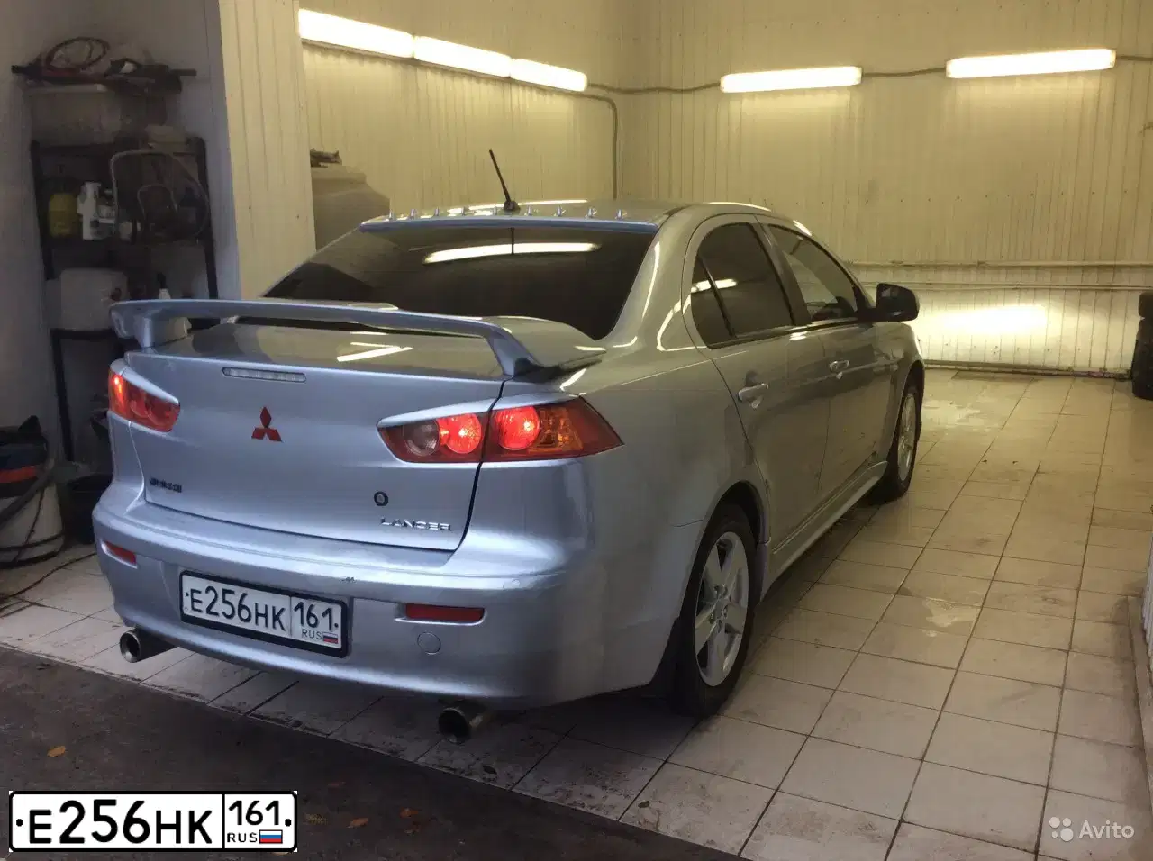Фото автомобиля MITSUBISHI LANCER, 2007 — госномер Е256НК161. Цвет: Серебристый