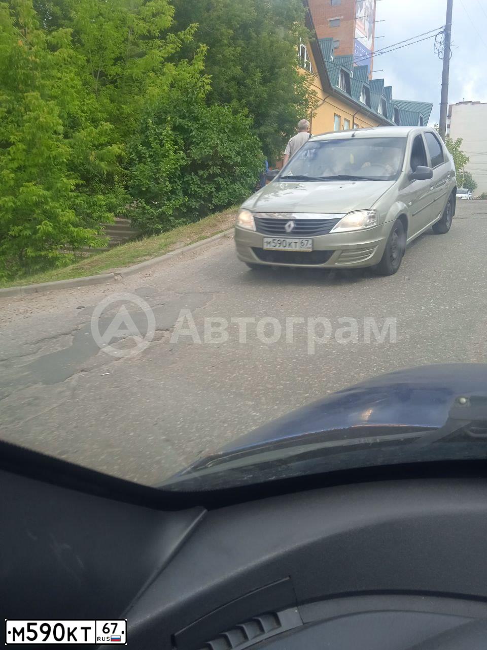Фото автомобиля RENAULT LOGAN, 2010 — госномер М590КТ67. Цвет: Коричневый