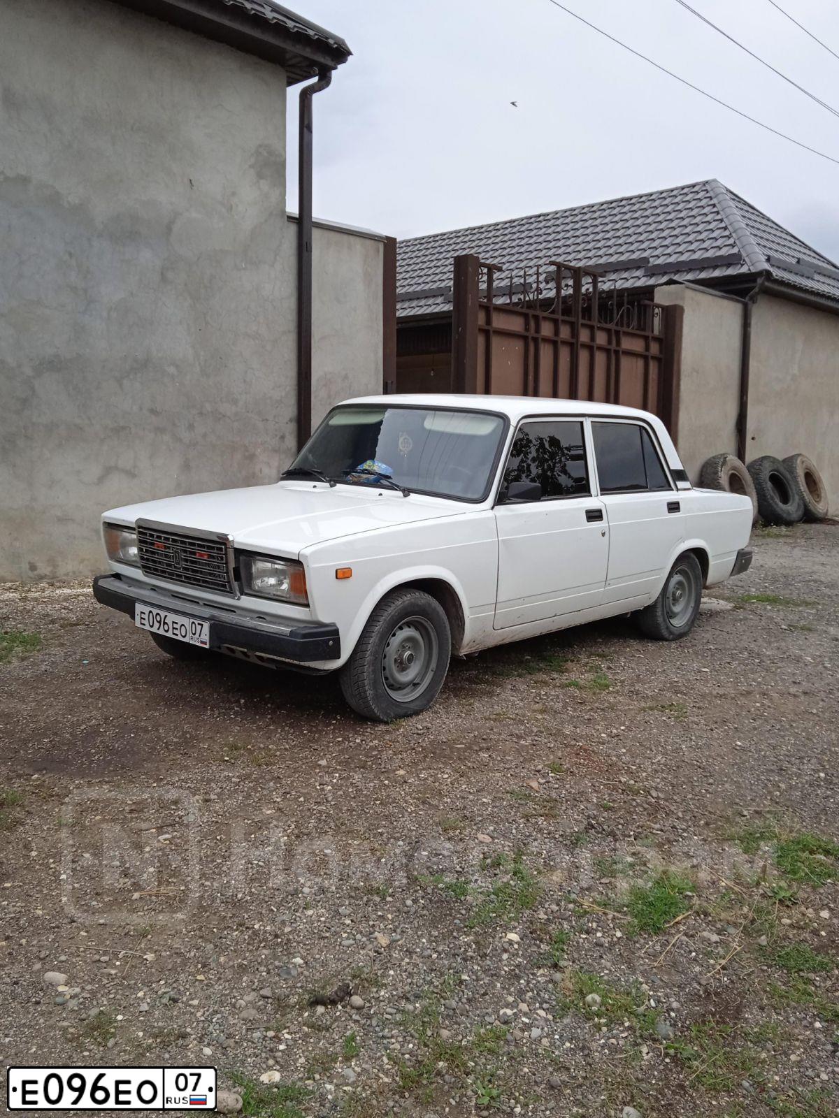 Фото автомобиля LADA 2107, 2007 — госномер Е985ЕК95. Цвет: ЯРКО-БЕЛЫЙ