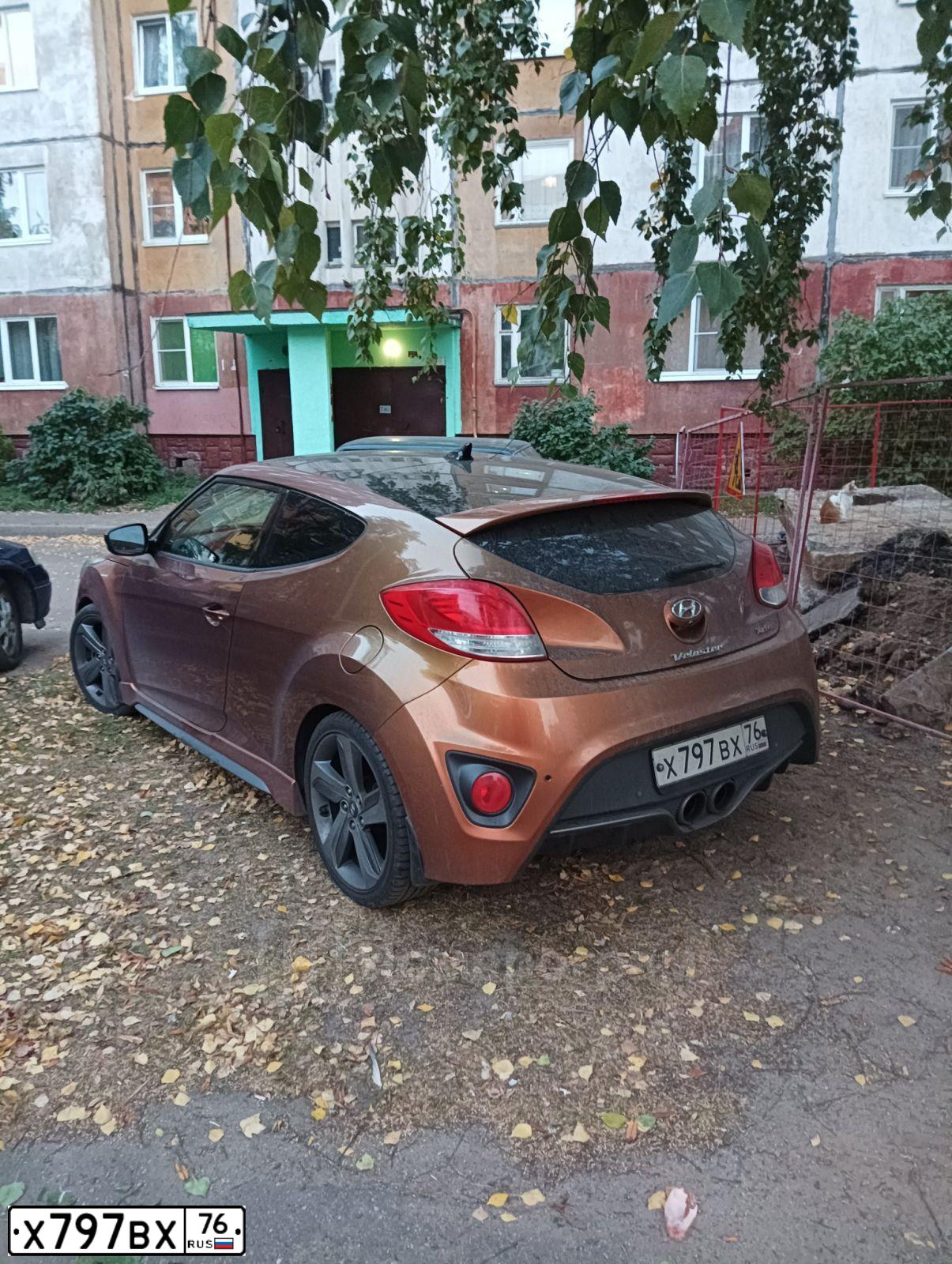 Фото автомобиля HYUNDAI VELOSTER, 2013 — госномер Х797ВХ76. Цвет: Оранжевый