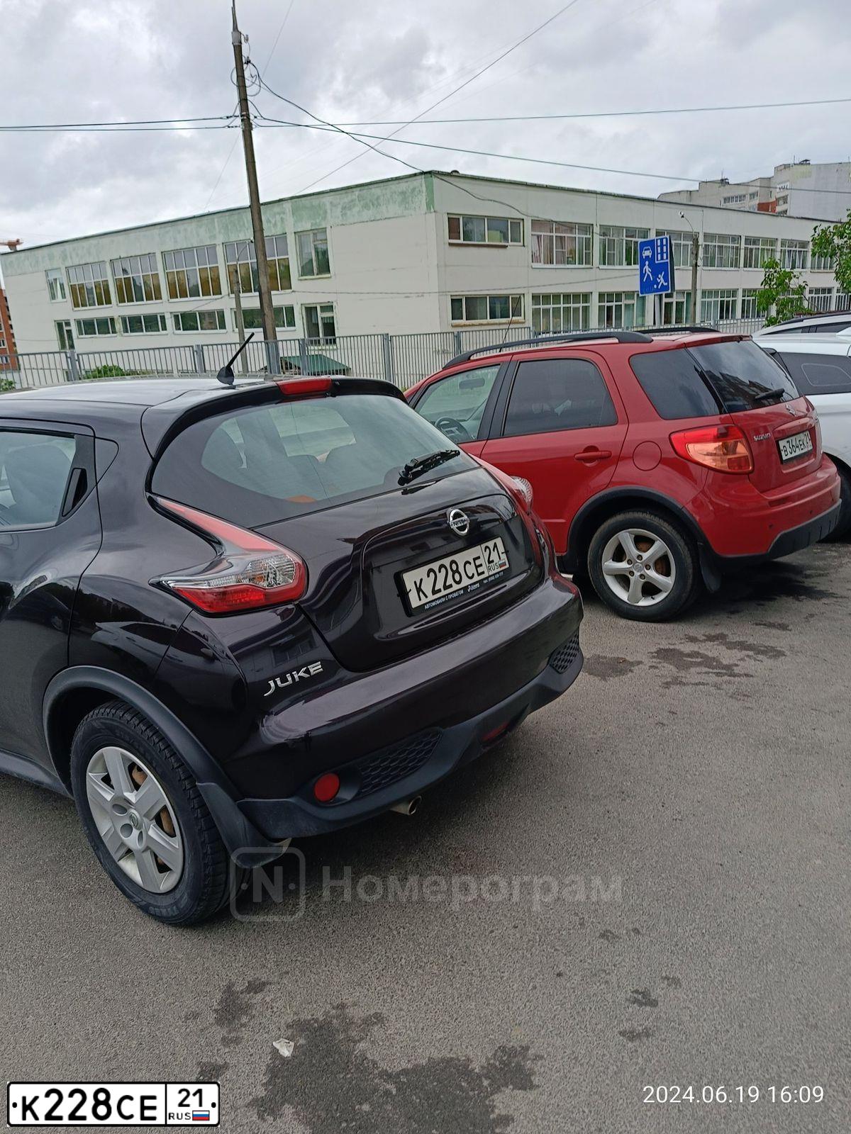 Фото автомобиля NISSAN JUKE, 2014 — госномер К228СЕ21. Цвет: ФИОЛЕТОВЫЙ