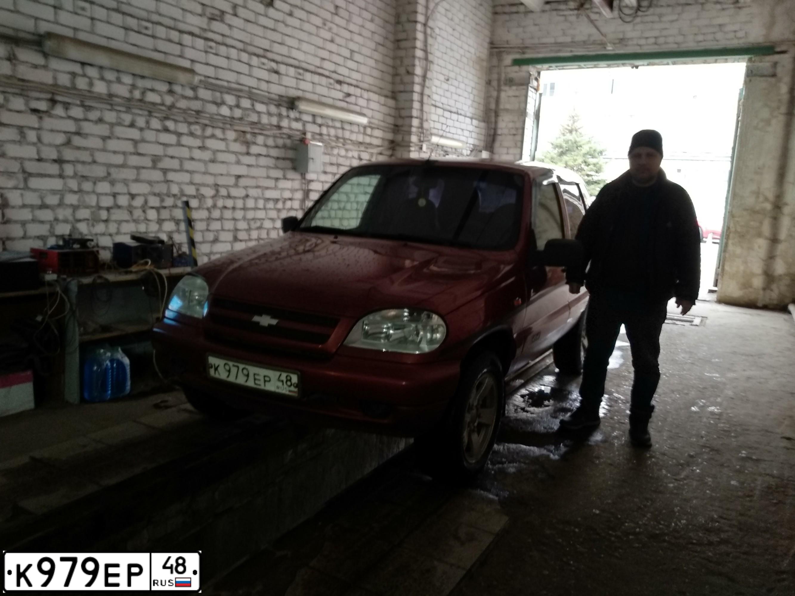 Фото автомобиля CHEVROLET NIVA, 2008 — госномер Р511ОХ48. Цвет: Ярко-красный металлик