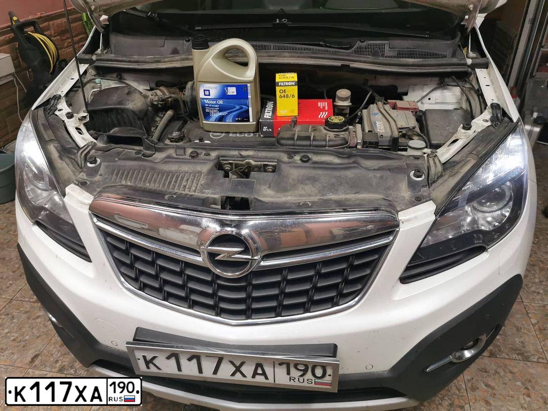 Фото автомобиля OPEL MOKKA, 2013 — госномер К117ХА190. Цвет: БЕЛЫЙ