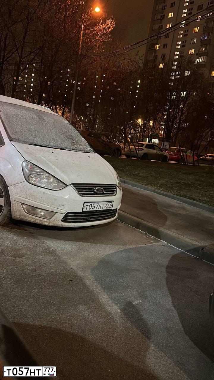 Фото автомобиля FORD GALAXY, 2012 — госномер Т057НТ777. Цвет: БЕЛЫЙ