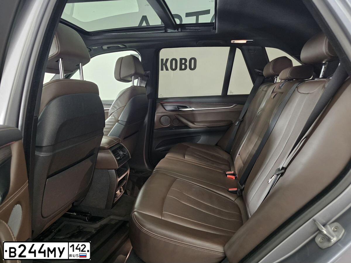 Фото автомобиля BMW X5, 2018 — госномер Т835КМ198. Цвет: Серый