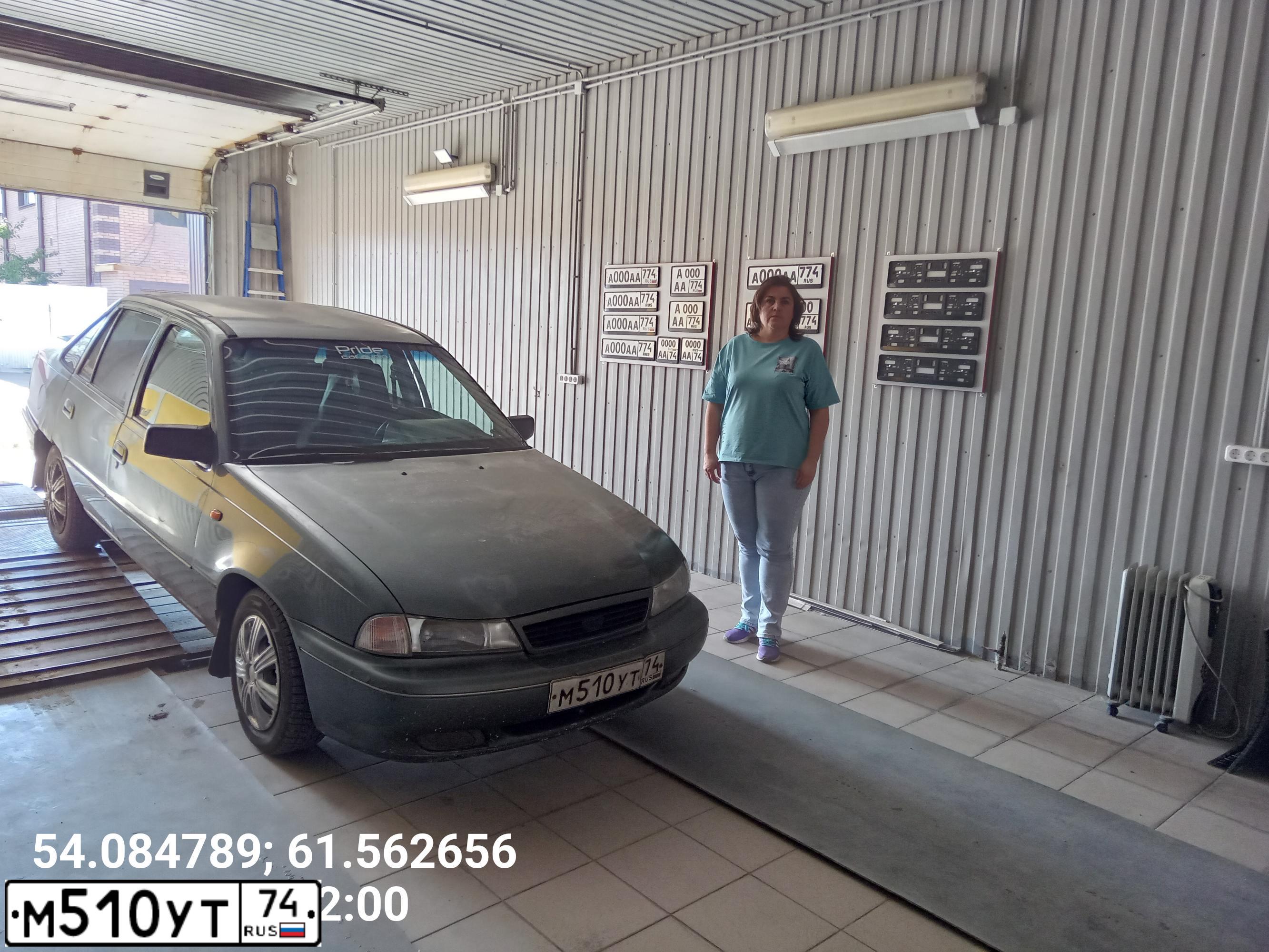 Фото автомобиля DAEWOO NEXIA, 1997 — госномер Т001АХ74. Цвет: ТЕМНО-СЕРЫЙ