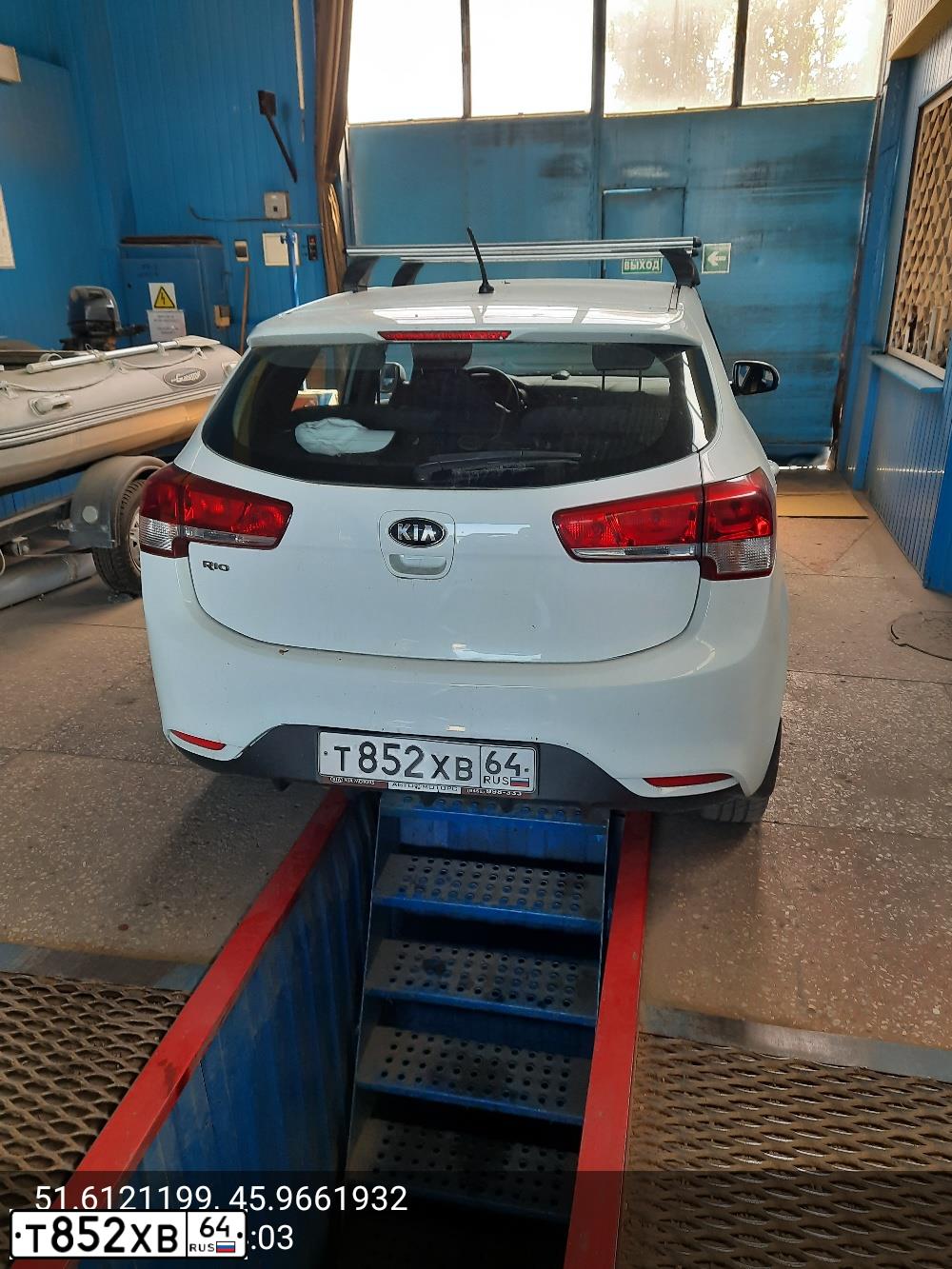 Фото автомобиля KIA RIO, 2015 — госномер Т852ХВ64. Цвет: БЕЛЫЙ