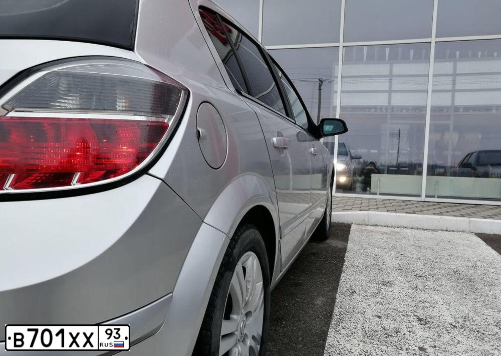Фото автомобиля OPEL ASTRA, 2008 — госномер В701ХХ93. Цвет: Серебристый