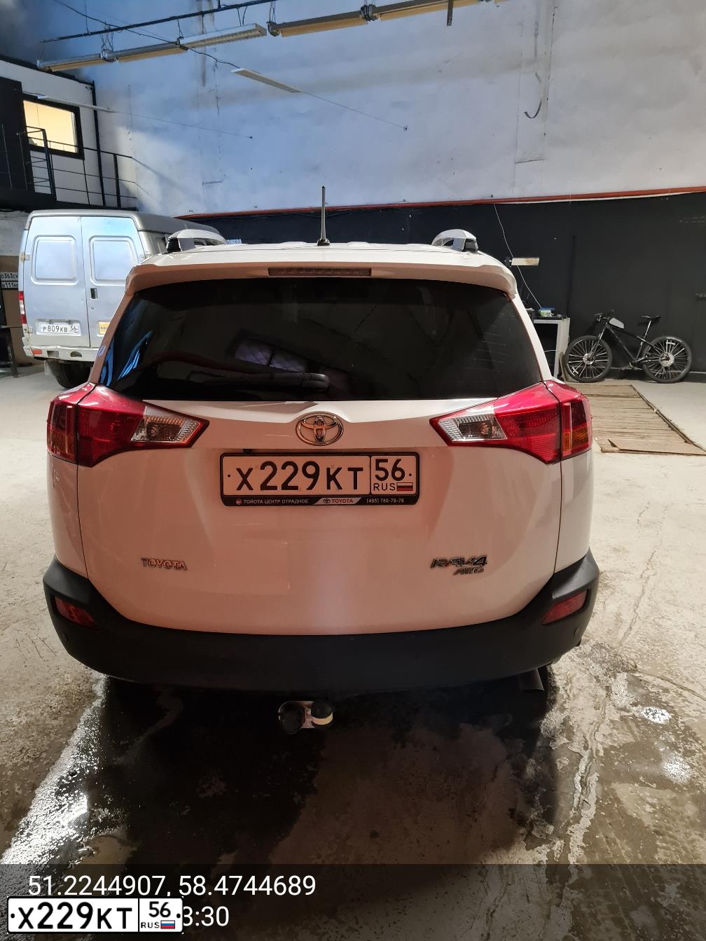 Фото автомобиля TOYOTA RAV4, 2014 — госномер У001СХ56. Цвет: Белый